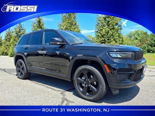 2023 Jeep Grand Cherokee Altitude X 4x4 in Diamond Black Crystal Pearlcoat — front three-quarter view