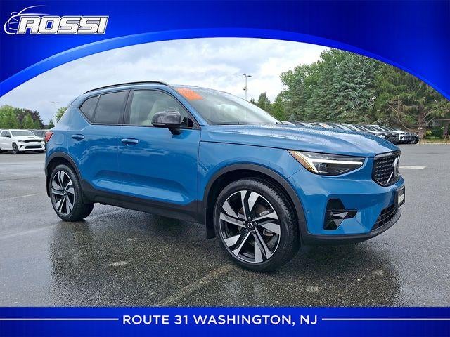 2025 Volvo XC40 B5 AWD Ultra Dark Theme in Fjord Blue Metallic — front three-quarter view
